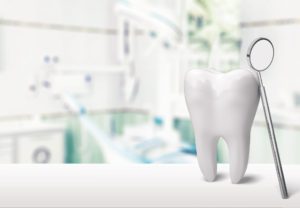歯科医院と歯の模型と治療器具