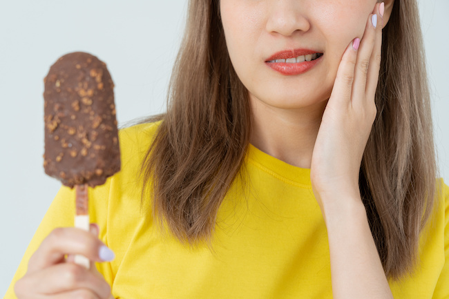 知覚過敏のアイスを食べる女性