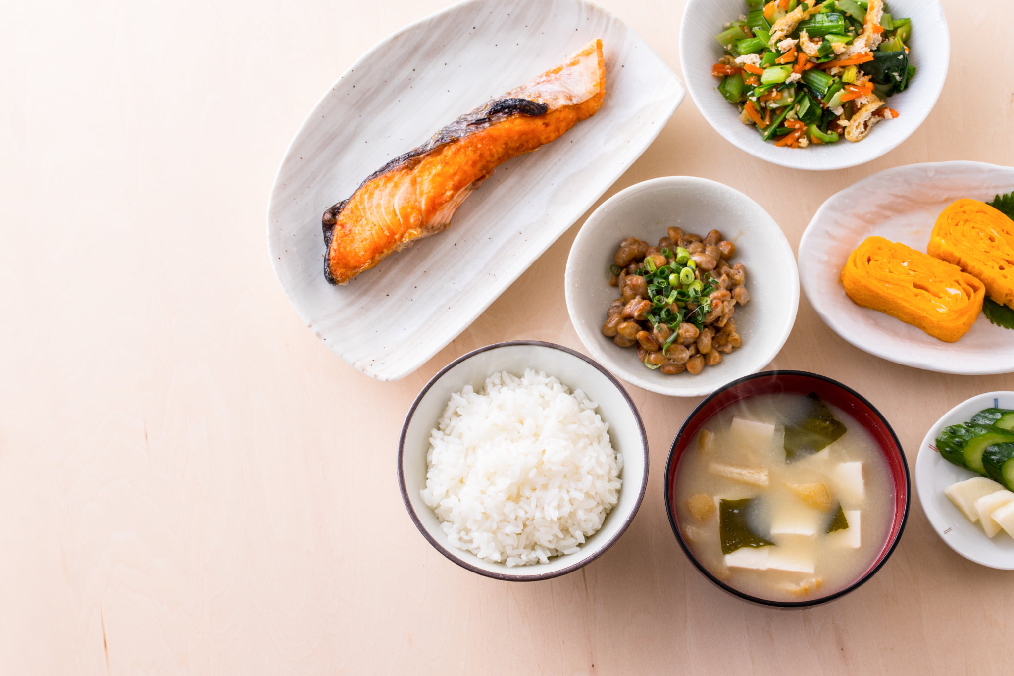バランスのとれた食事が並ぶ食卓