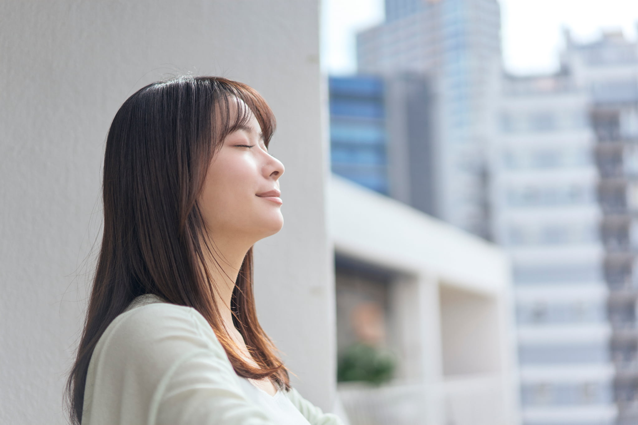 鼻呼吸を意識する女性
