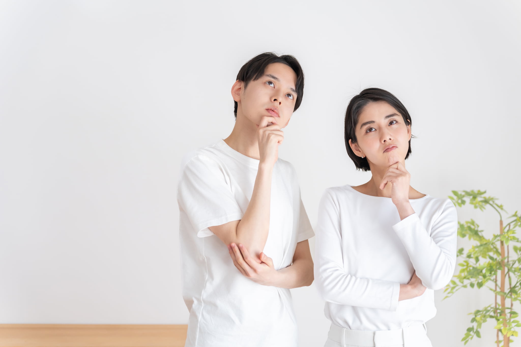 ホワイトニングをすると歯がもろくなるのか考える男女
