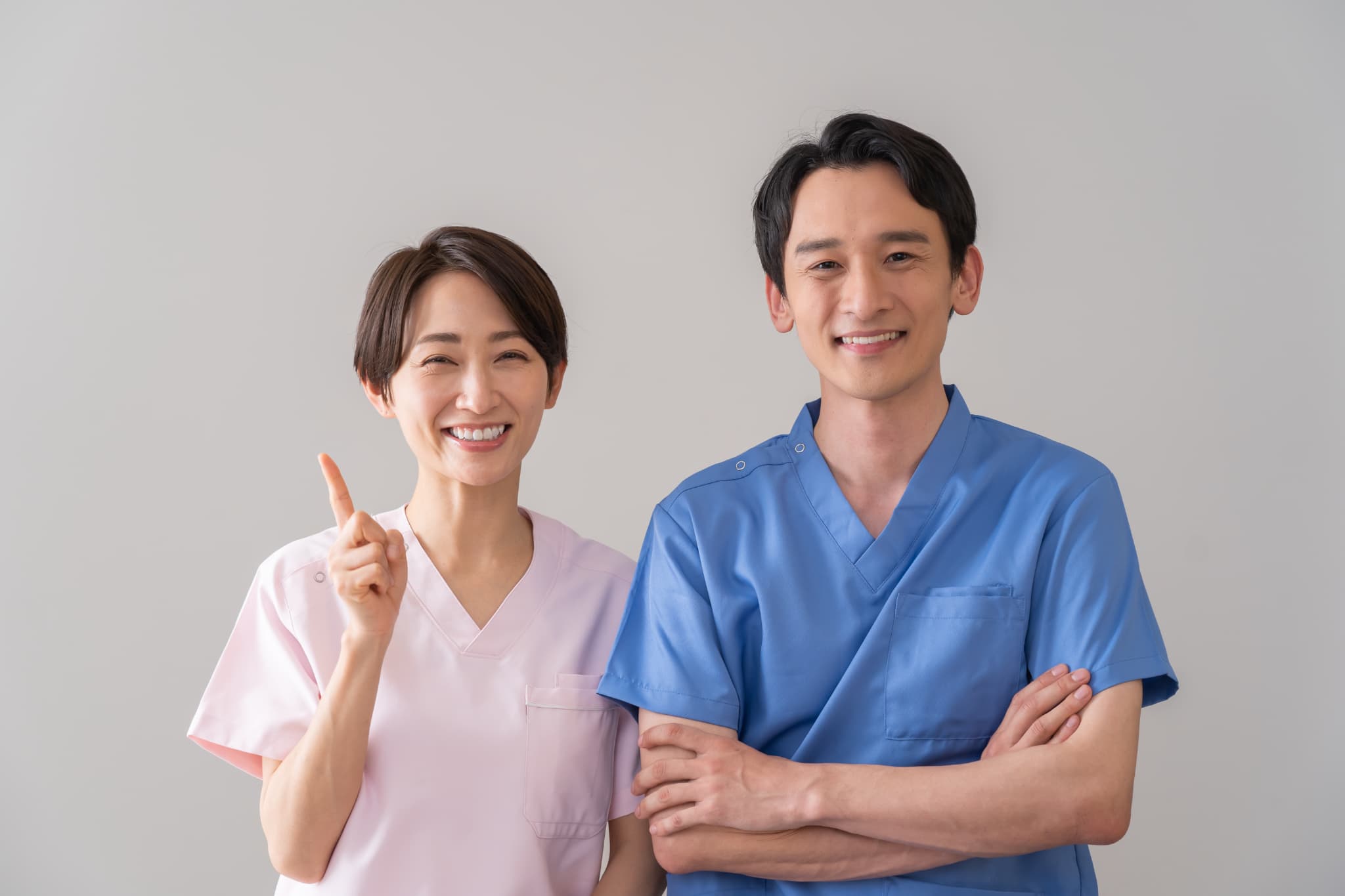 優しく微笑む歯科医師の男女