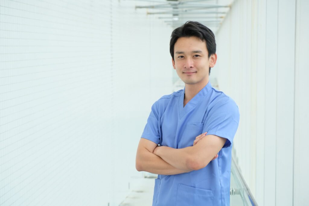 歯科医師として働く男性