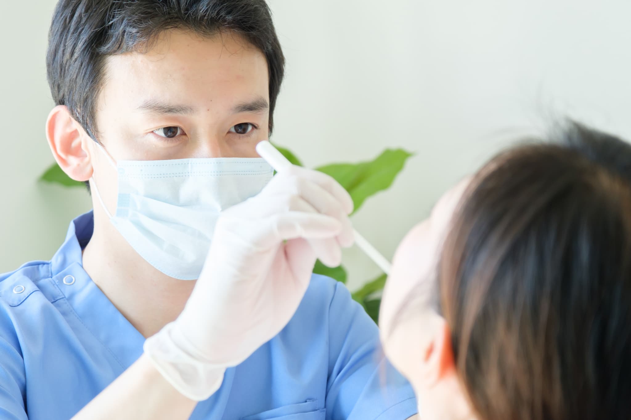 歯の診察をする歯科医師