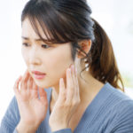 顎関節症になった女性