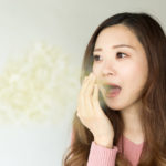 口臭を気にする女性