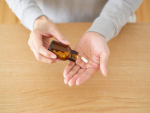 痛み止めを服用する様子