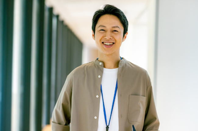 歯周病を初期のうちに治療して笑顔の男性