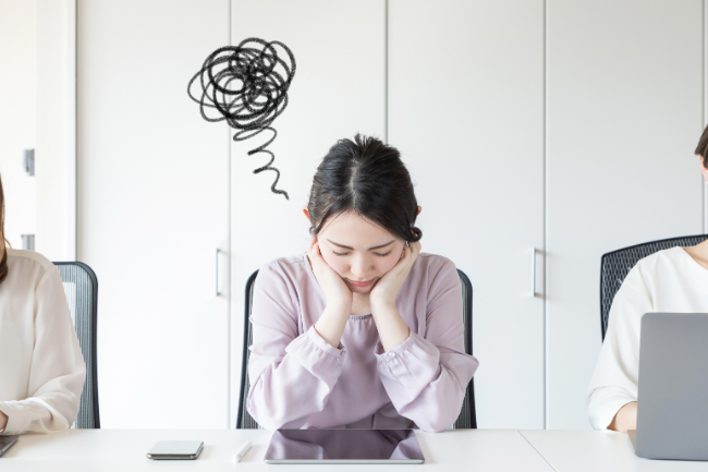 歯ぎしりの主な原因であるストレスや心理的要因を抱える女性