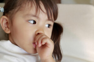 指しゃぶりが癖になっている女の子