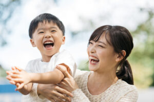 口腔機能発達不全症を治療して笑顔を見せる親子