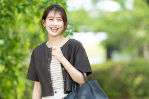 歯周病の治療で顎の痛みが治り笑顔の女性