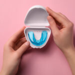 ケースに入れたプレオルソを開く様子