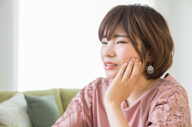 起きているときも歯ぎしりをする女性