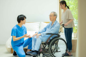 自宅介護中の車椅子の男性