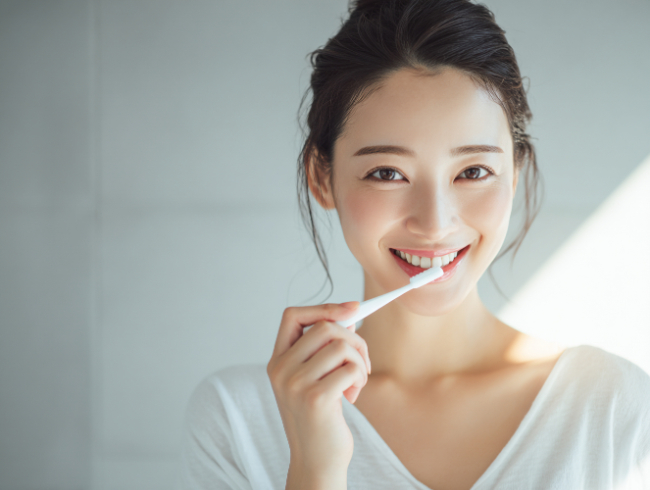 歯周病の予防のため丁寧に歯磨きをする女性