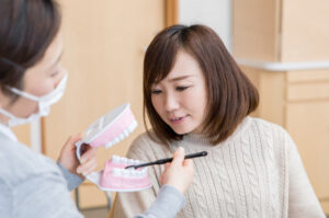 ブラッシング指導を受ける女性