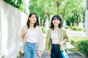 笑顔で歩く二人の女性