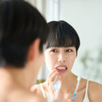 歯茎の腫れが気になる女性
