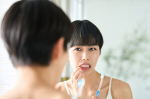 歯茎の腫れが気になる女性