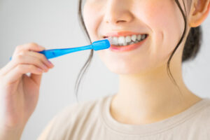 丁寧に歯磨きをする様子