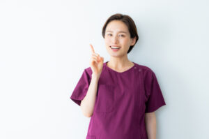 歯周病と歯肉炎について説明する歯科医師