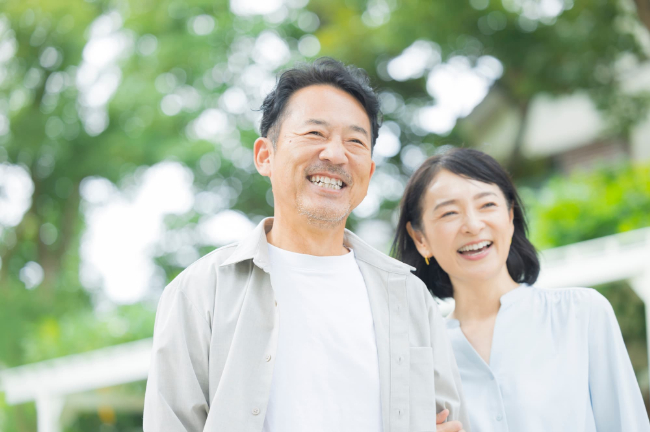 笑顔で散歩する夫婦