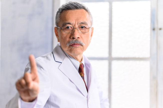 歯周病を早期に発見する重要性を説く歯科医