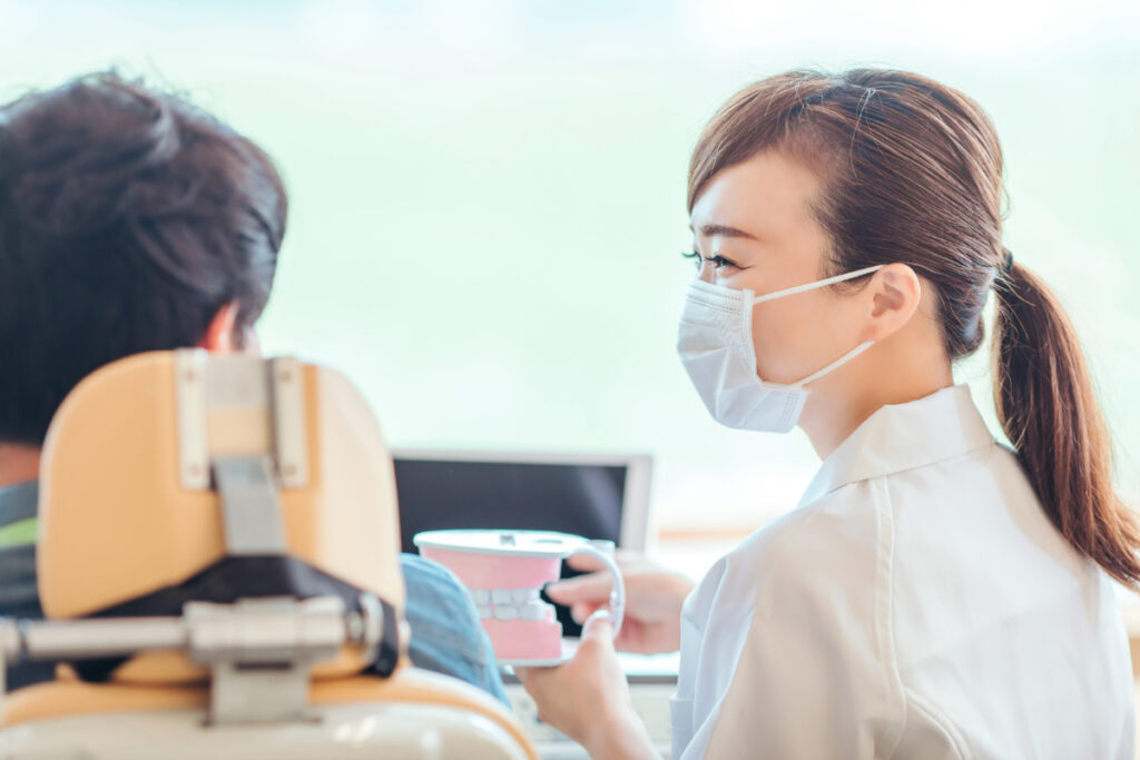 働く歯科衛生士の女性
