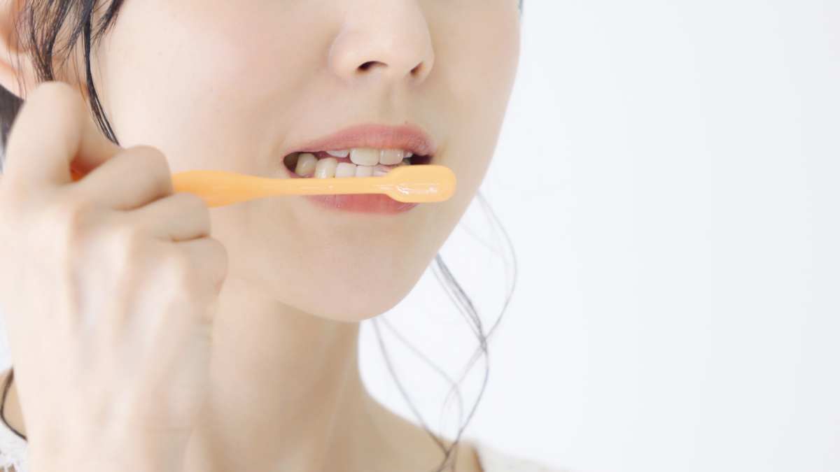 歯磨きする女性
