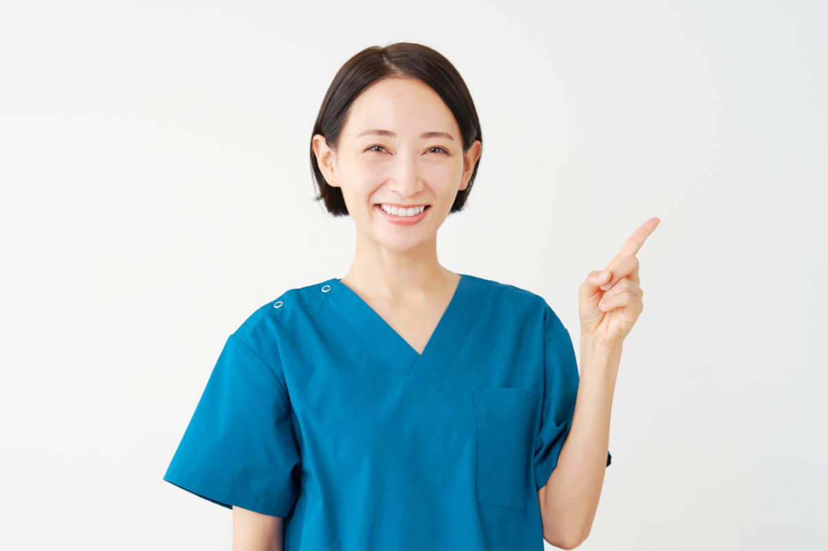 歯科衛生士として働く女性