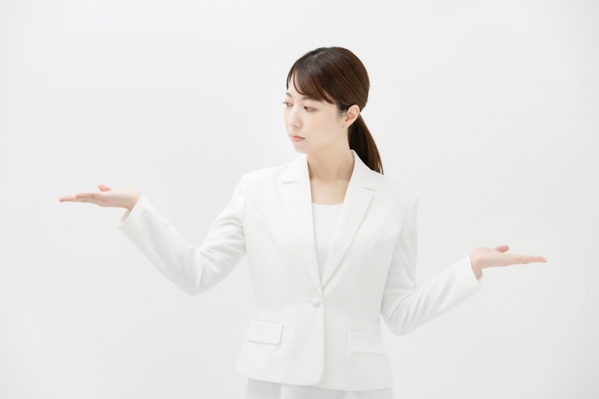 歯のクリーニングとホワイトニングの違いについて考える女性
